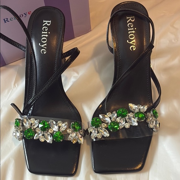 Elegant Black and Green Heels with Stylish Design - Picture 2 of 6